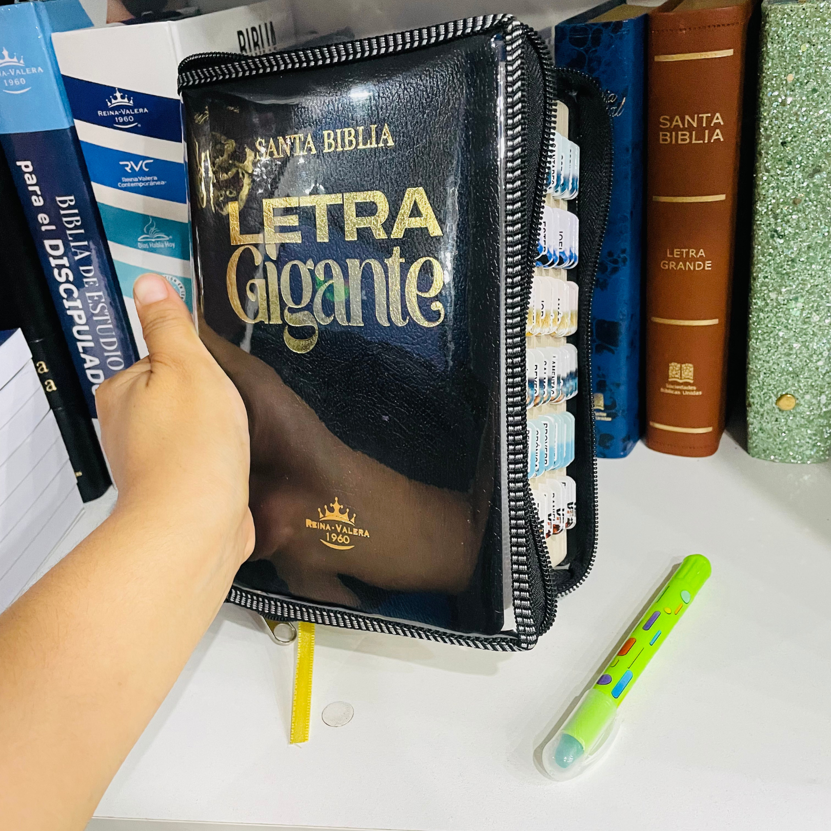 Biblia con letra gigante + estuche + separadores + resaltador