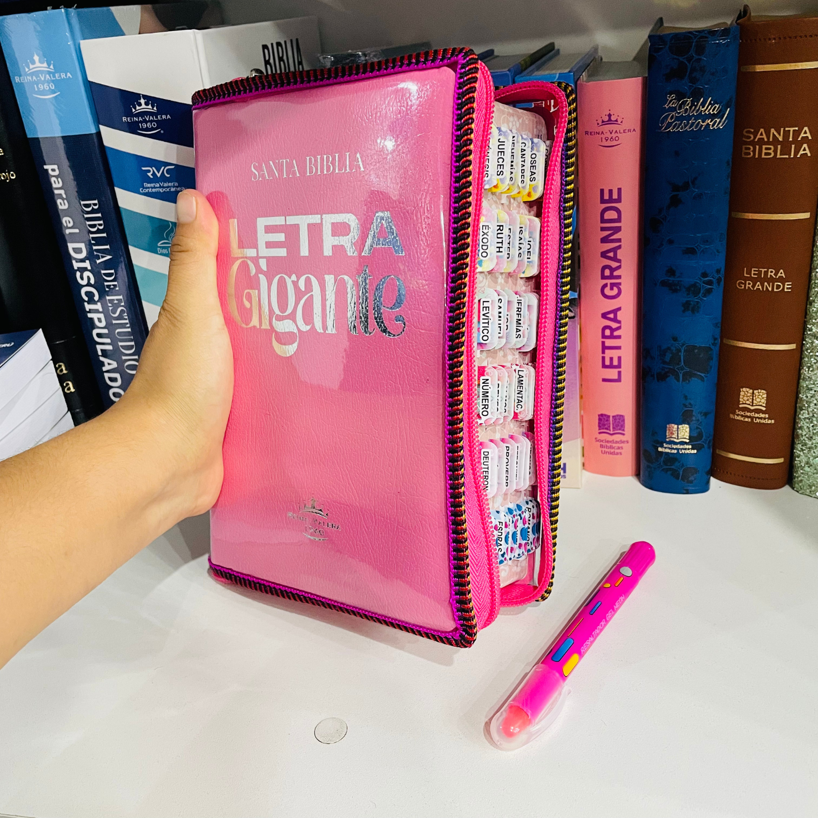 Biblia con letra gigante + estuche + separadores + resaltador